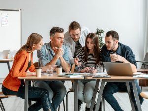 Equipo corporativo resolviendo un reto comunitario en Bogotá