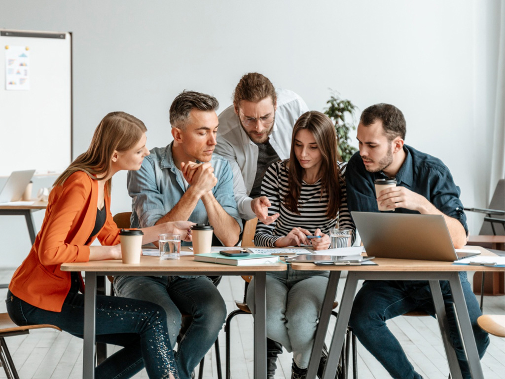Equipo corporativo resolviendo un reto comunitario en Bogotá