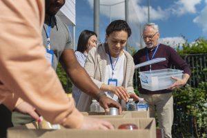 Equipo empresarial y líderes comunitarios definiendo metas e indicadores de impacto en un tablero
