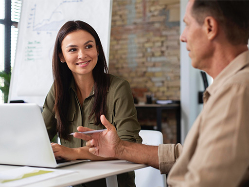 Equipo interdisciplinario resolviendo un caso de cliente con un mentor observando.
