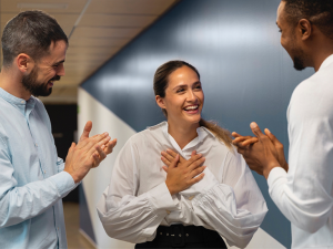 Equipo celebrando hitos de un proyecto con impacto social dentro de la empresa